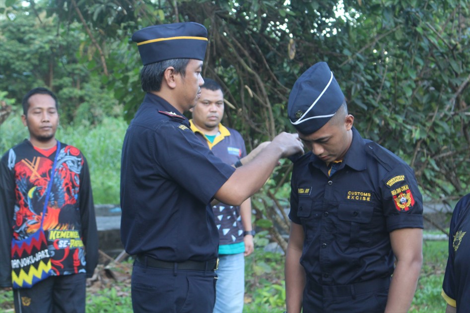Bea Cukai Manokwari Mengadakan Kegiatan Penyematan Seragam Pegawai Baru