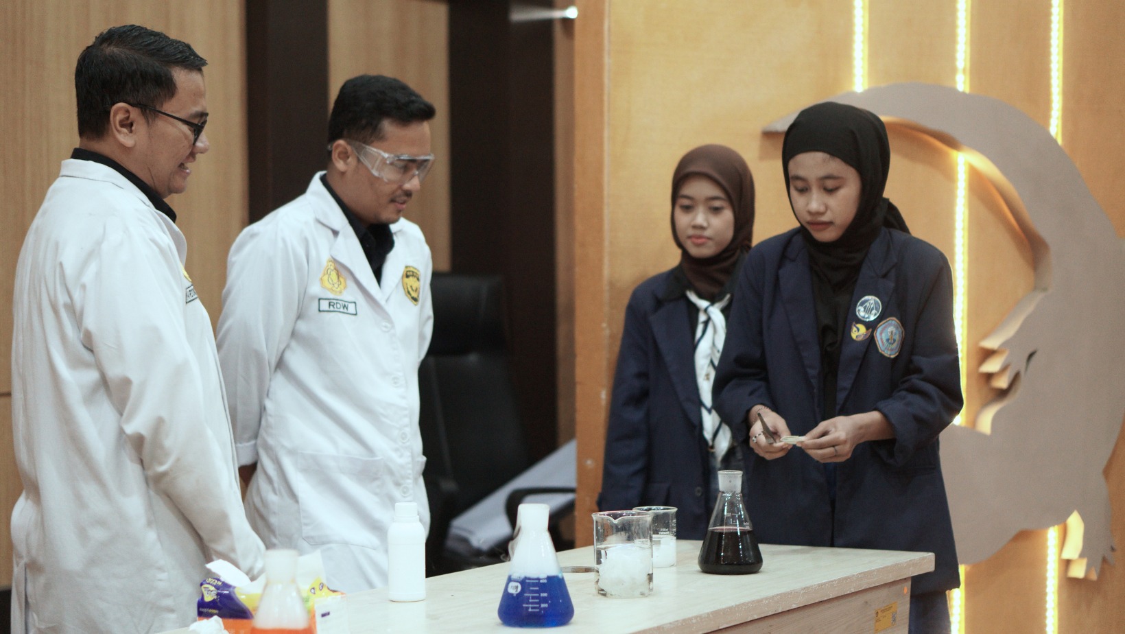 Kolaborasi Edukatif Bersama Akademisi : Mahasiswa Universitas Hang Tuah Kunjungi Bea Cukai Tanjung Perak