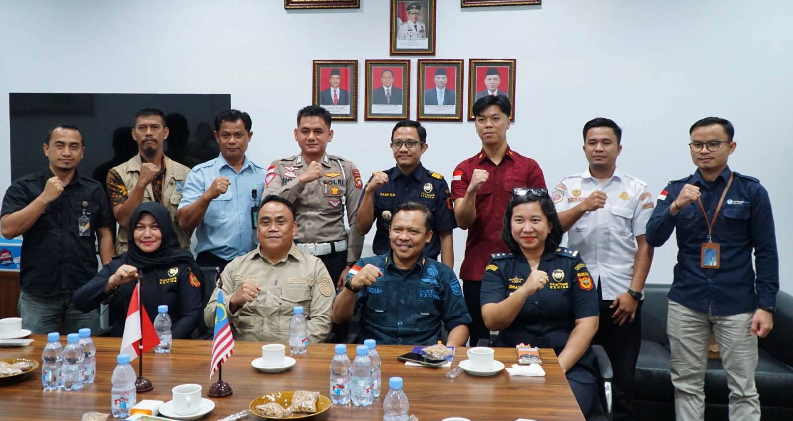 Berbeda Seragam Namun Tujuan Bersama Digenggam, Kolaborasi Bea Cukai Sintete  Tingkatkan Pengawasan dan Pelayanan di PLBN Aruk