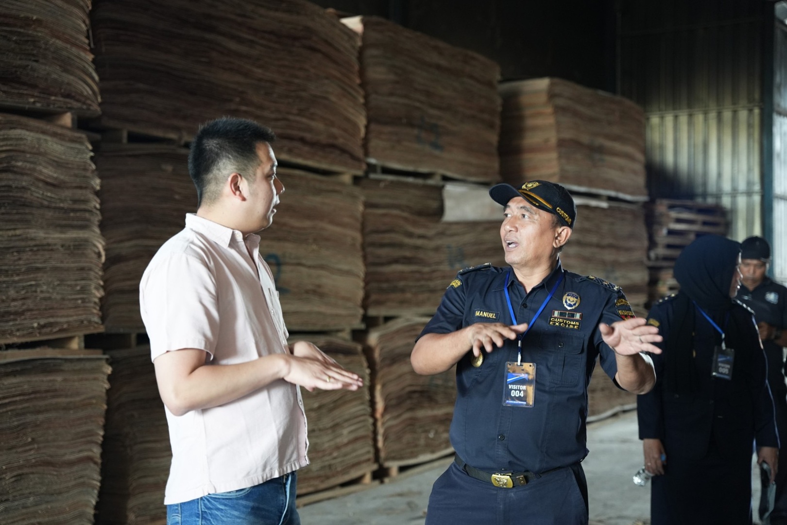 Dukung Produk Lokal Go Global, Bea Cukai Tanjung Emas Tinjau Produksi Veneer