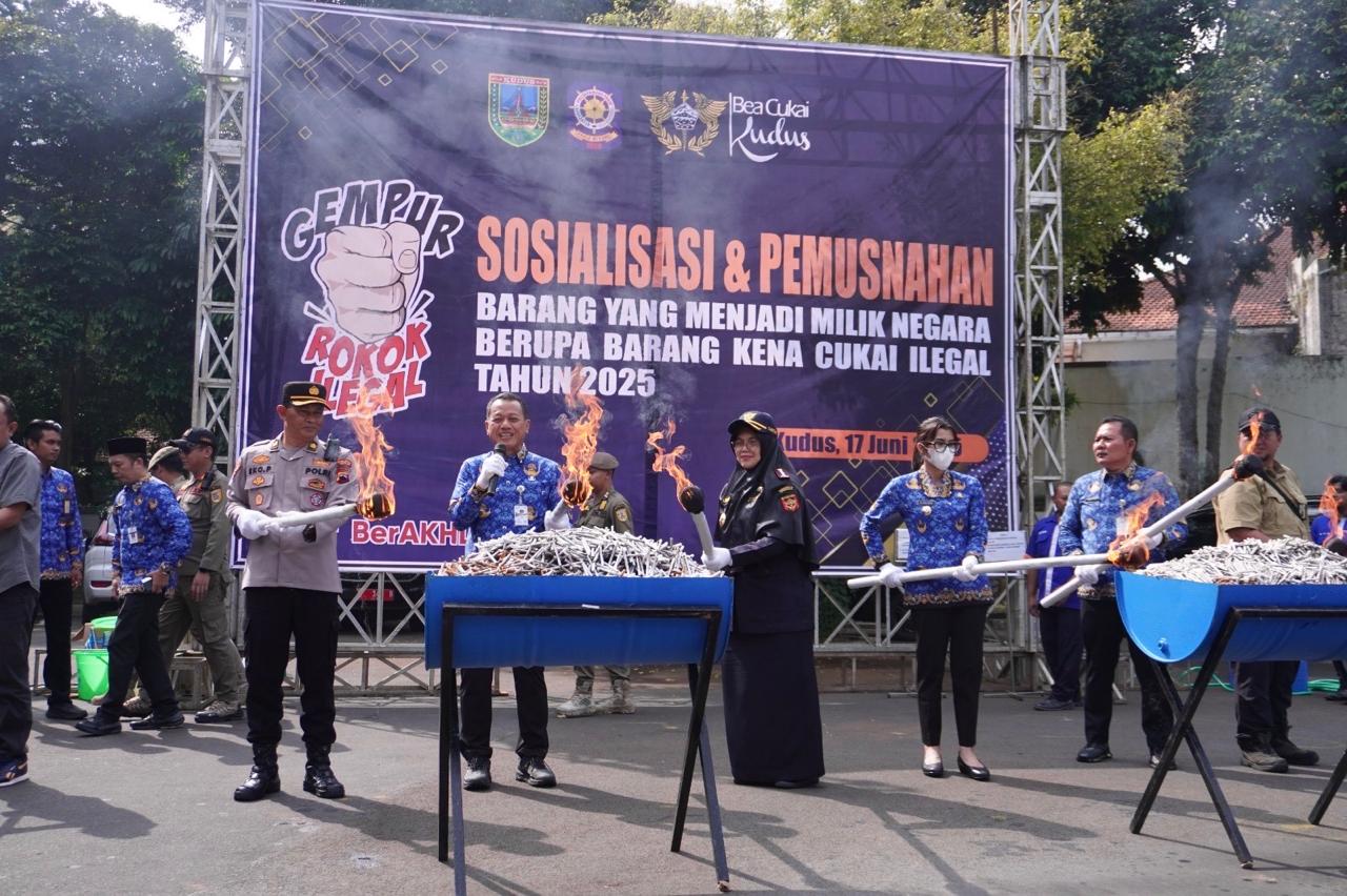 Lebih dari 6 Juta Batang Rokok Ilegal Senilai 8,28 Miliar Hasil Penindakan Bea Cukai Kudus Dimusnahkan di Pendopo Kabupaten Kudus