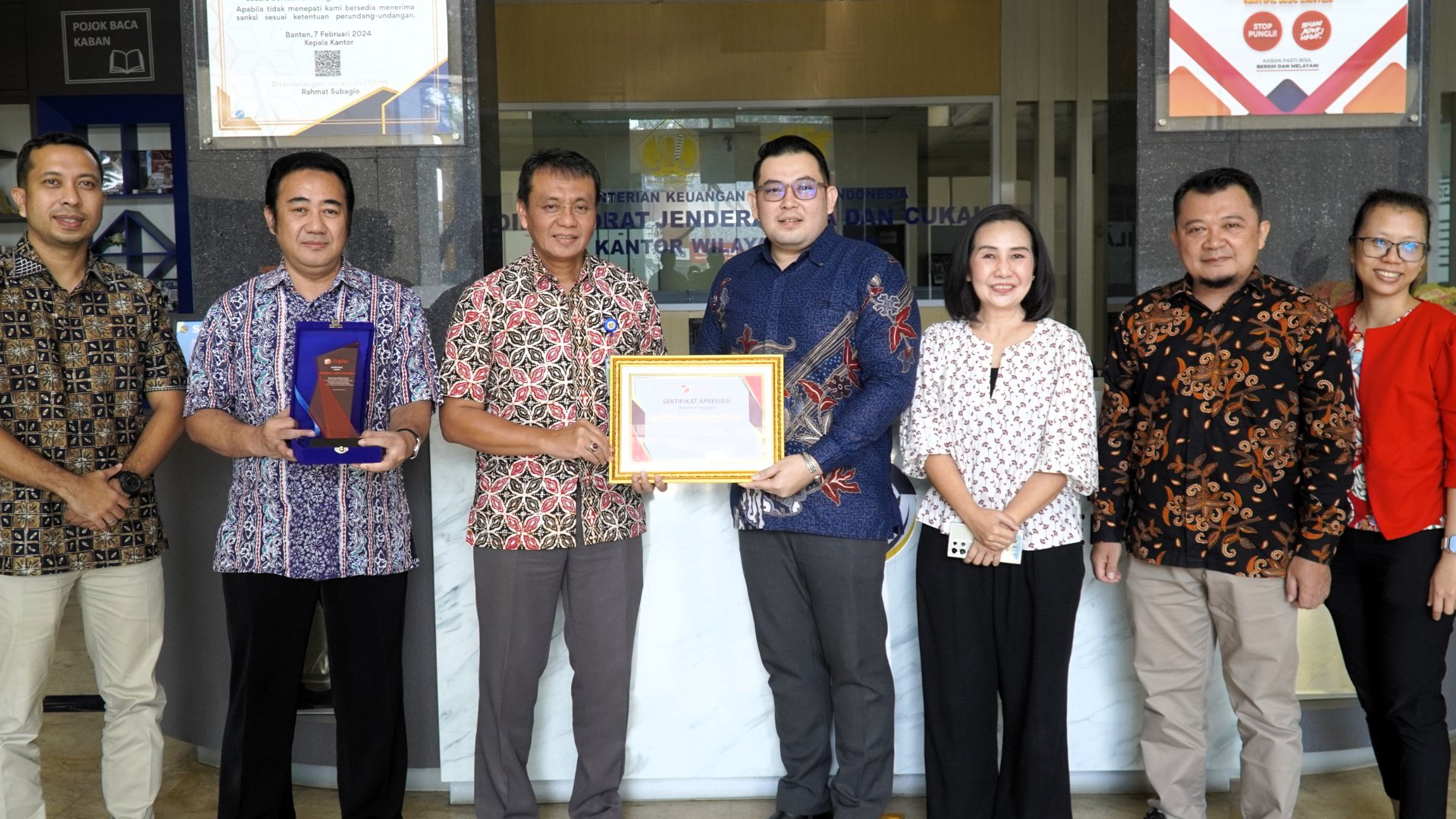 Wujudkan Komitmen Pelayanan, Bea Cukai Banten Terima Penghargaan