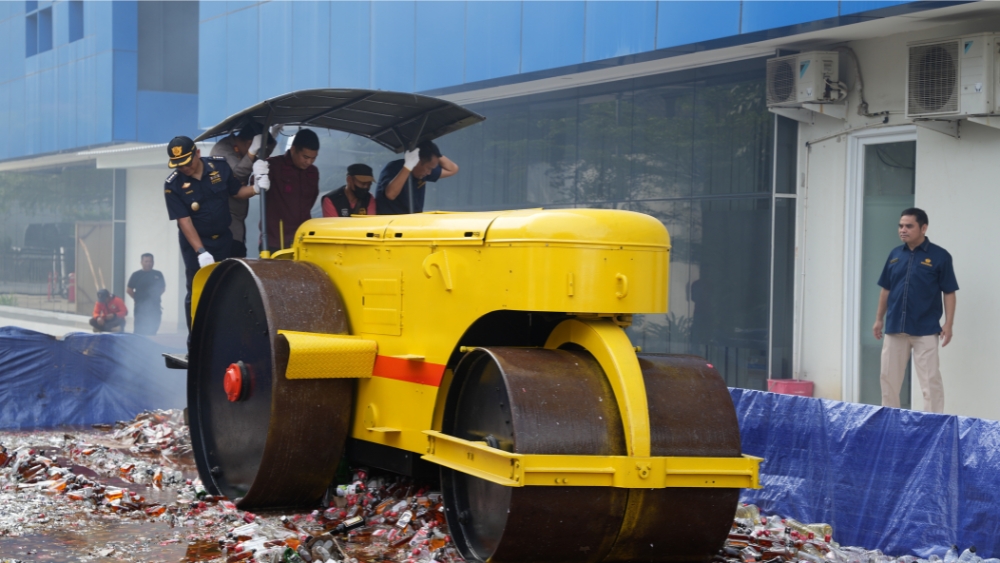 Kanwil Bea Cukai Sumbagbar dan KPPBC TMP B Bandar Lampung Tegaskan Komitmen Penegakan Hukum Melalui Pemusnahan Barang Kena Cukai Ilegal Senilai Rp10,9 Miliar