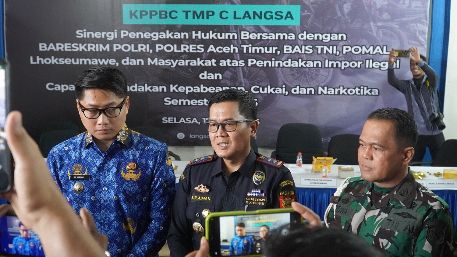 Konferensi Pers Sinergi Penegakan Hukum Bea Cukai Langsa Semester I 2025