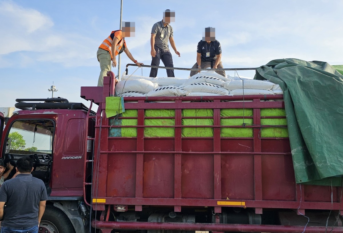 Penindakan 1,5 Juta Batang Rokok Ilegal dalam Truk Pupuk di Ogan Ilir, Sumsel