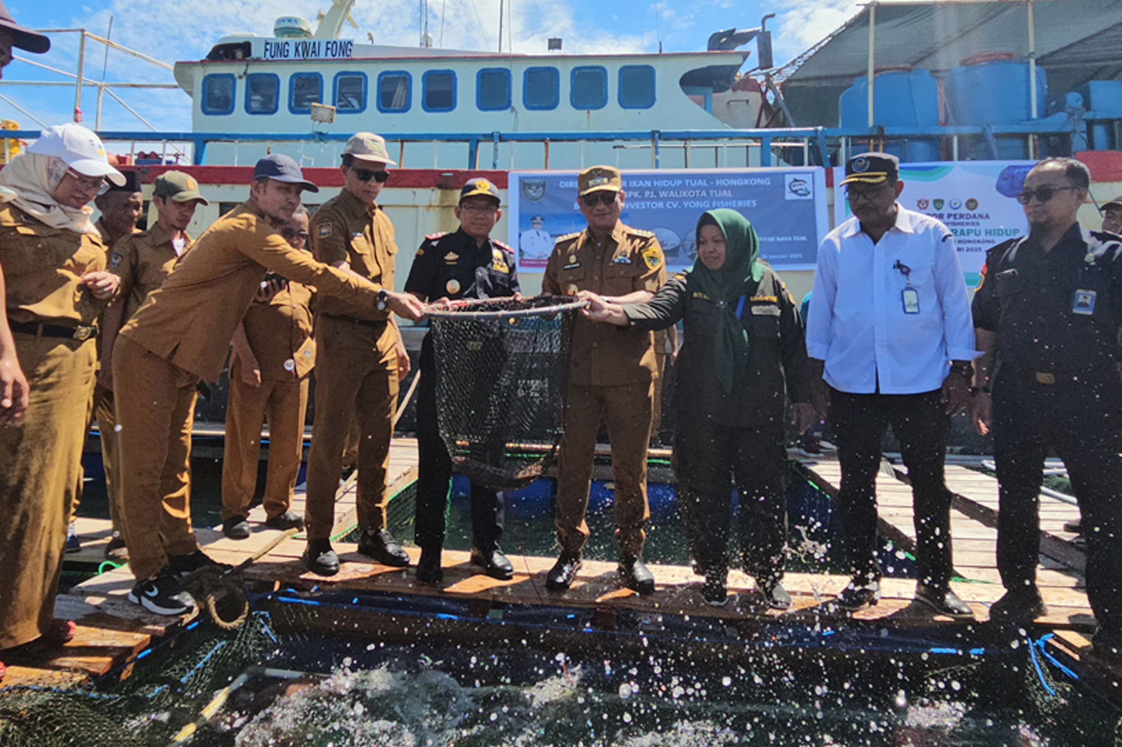 Genjot Devisa, Bea Cukai Tual Lepas Ekspor Perdana Ikan Hidup Menuju Hong Kong