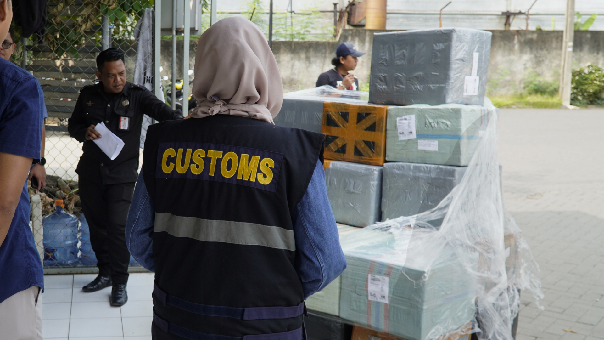 Operasi Gurita Sasar Rokok Ilegal Melalui Perusahaan Jasa Titipan