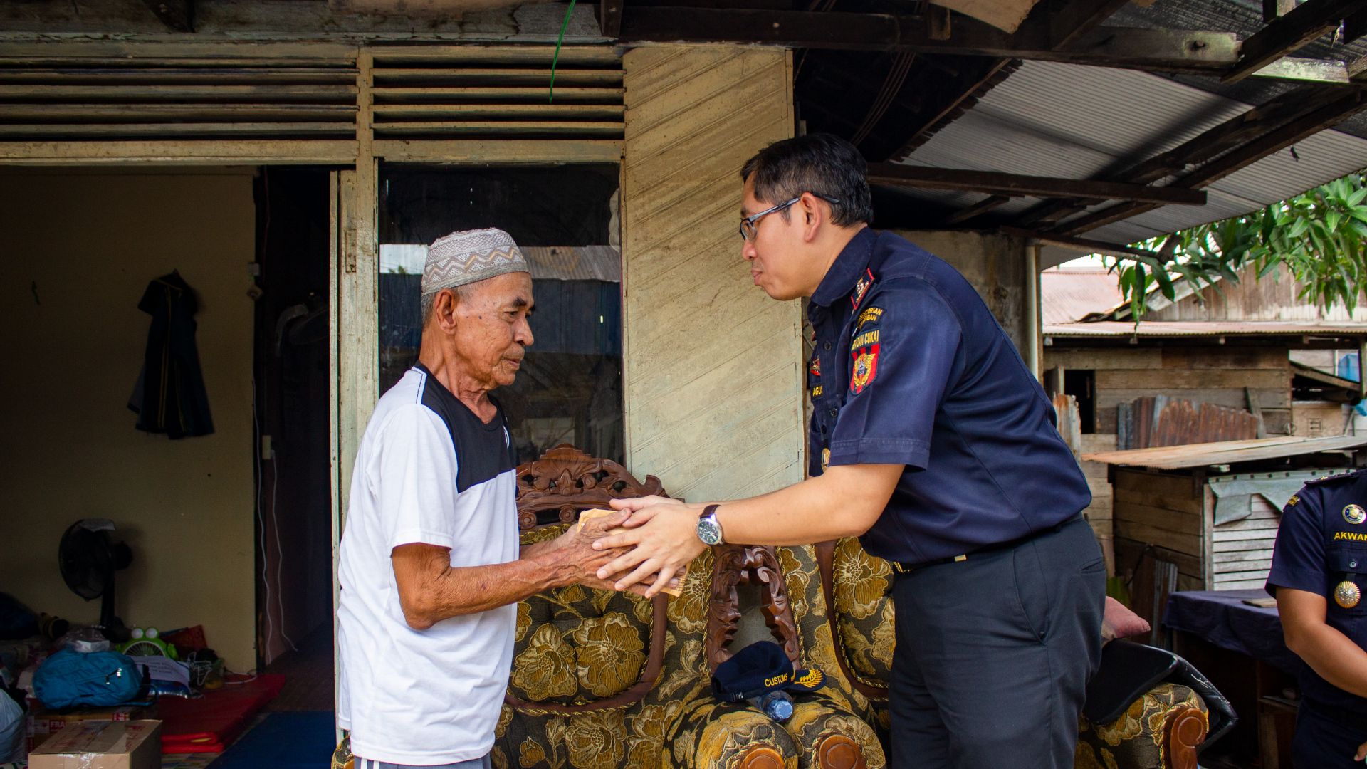 Bea Cukai Sampit bersama Dharma Wanita Persatuan Bea Cukai Sampit melakukan kunjungan tempat terjadinya kebakaran di Kotawaringin Timur.