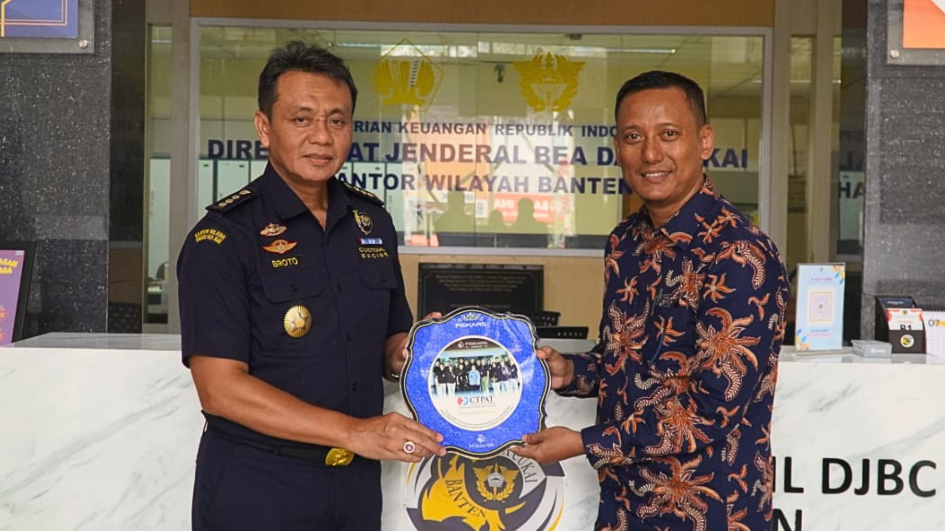 Dukung Kelancaran Perdagangan, Bea Cukai Banten Terima Penghargaan dari Kawasan Berikat PT Doulton