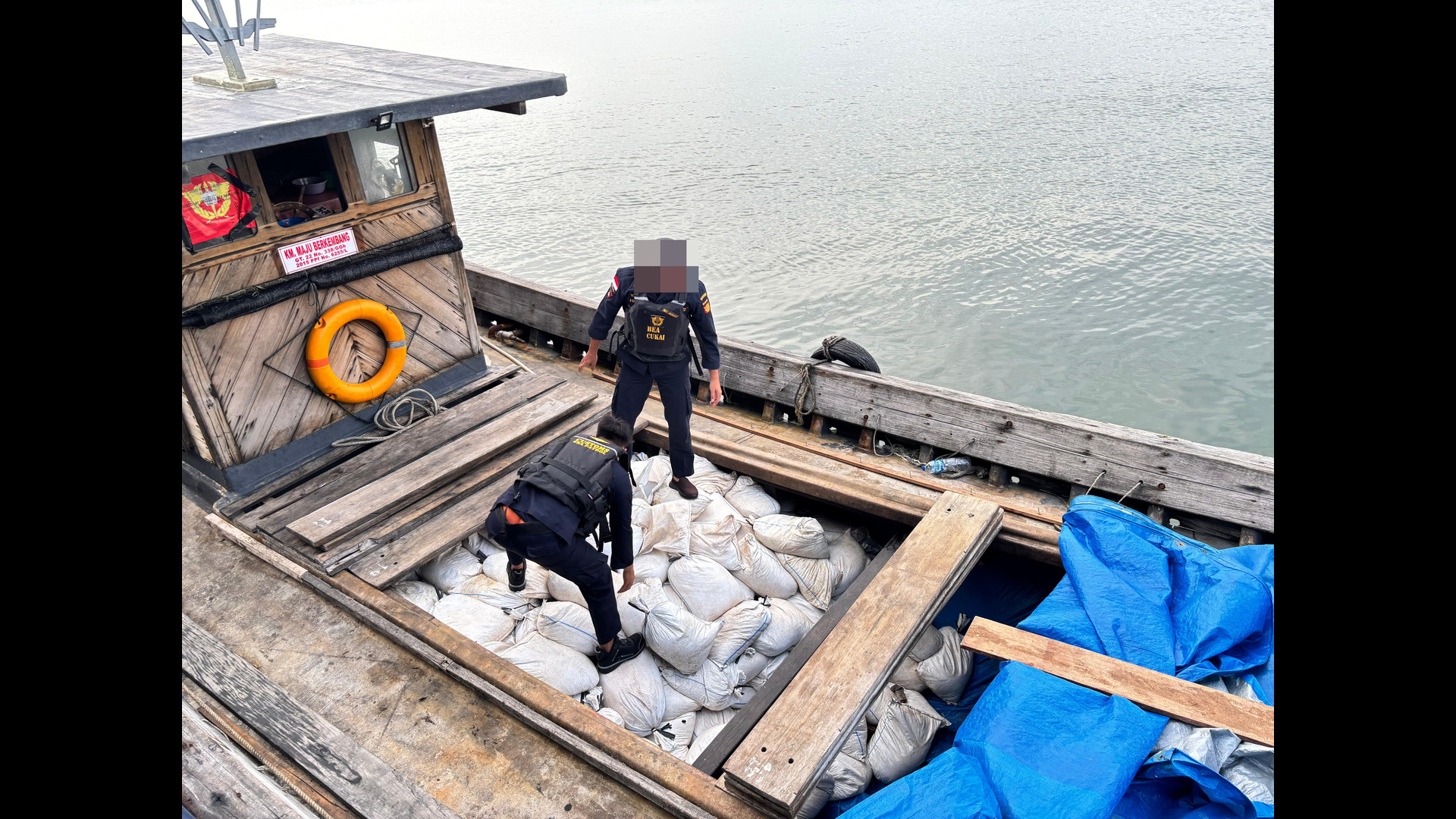 Bea Cukai Batam Gagalkan Penyelundupan  20 Ton Pasir Timah di Perairan Natuna