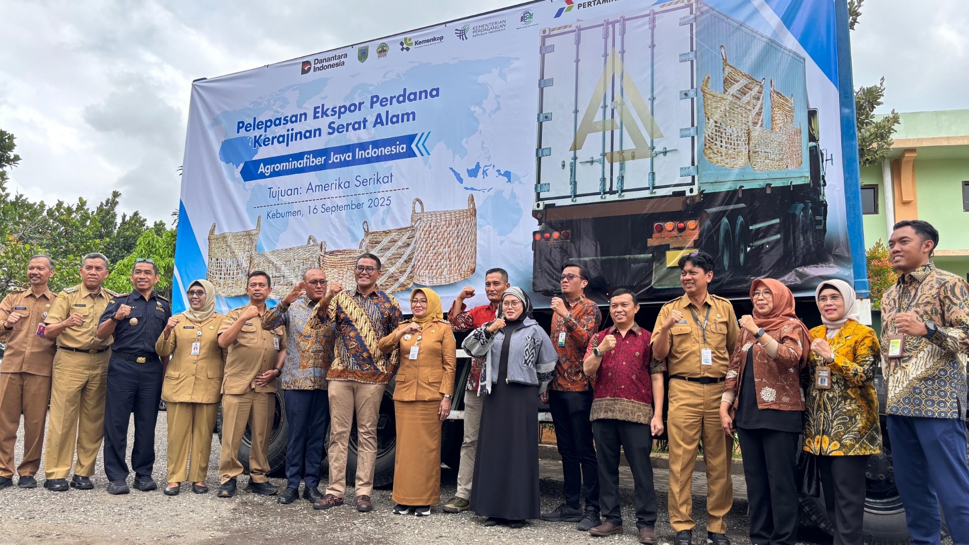 Ekspor Perdana 6 Kontainer Kerajinan Serat Alam dari Kebumen ke Amerika