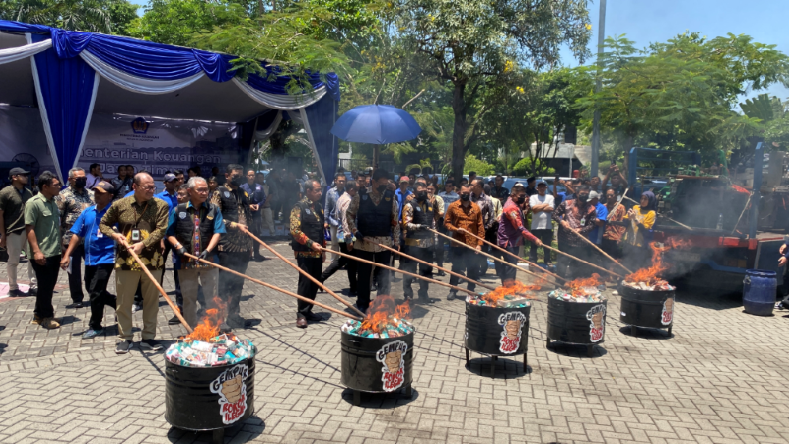 Menteri Purbaya Hadiri Pemusnahan Barang Hasil Penindakan Bea Cukai Jawa Timur I