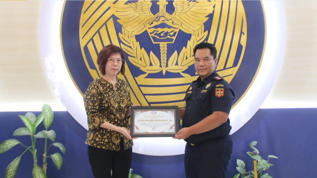 PT Ocean Champ Seafood memberikan penghargaan kepada Bea Cukai Makassar