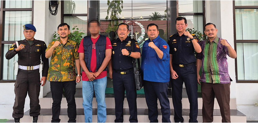 LANJUTKAN PROSES PENEGAKAN HUKUM, BEA CUKAI RIAU SERAHKAN TERSANGKA PENYELUNDUPAN ROKOK ILEGAL KE KEJAKSAAN TINGGI RIAU