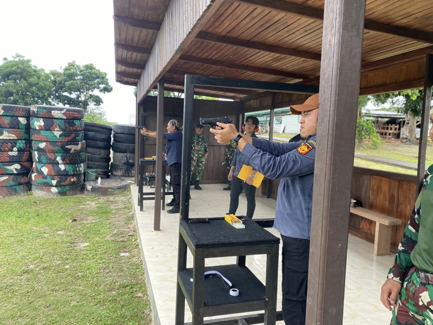 Tingkatkan Kemampuan Senjata Api Dinas, Bea Cukai Bontang Mengadakan Latihan Menembak