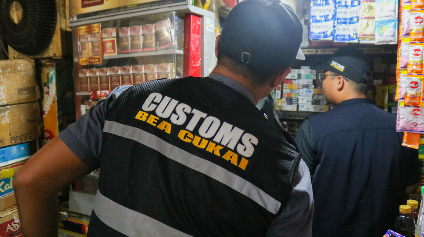 Gempur Rokok Ilegal, Bea Cukai Kanwil Jakarta Bersama Satpol PP Provinsi DKI Jakarta Gelar Sosialisasi di Pasar