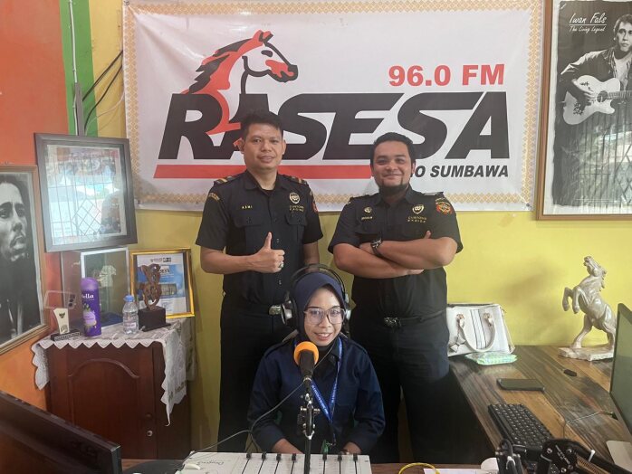 Talkshow Ketentuan Registrasi IMEI dan Modus Penipuan Mengatasnamakan Bea Cukai di Radio Rasesa FM Sumbawa