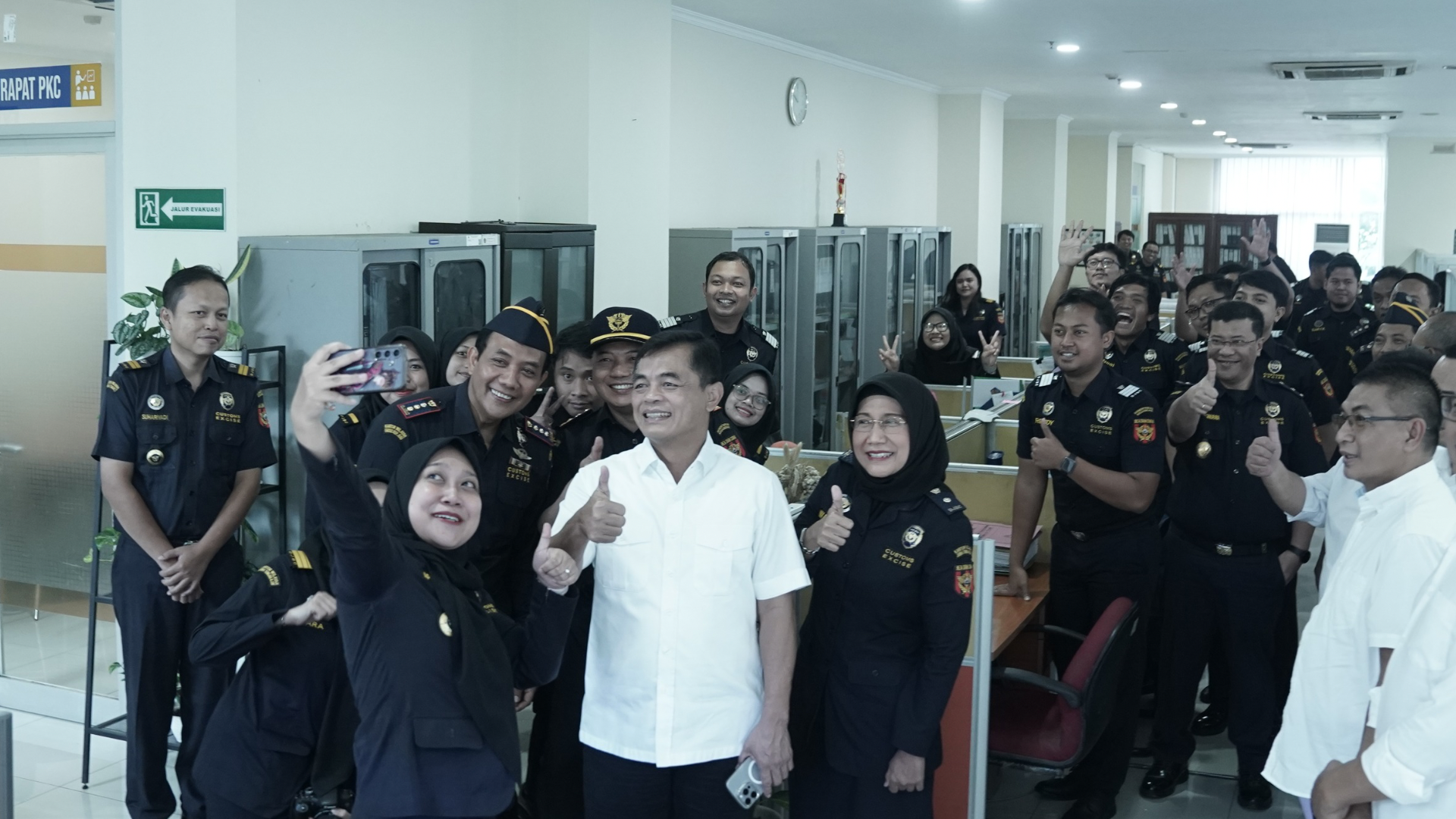 Office Tour Penuh Interaksi: Dirjen Bea Cukai Bangun Ruang Dialog dengan Pegawai