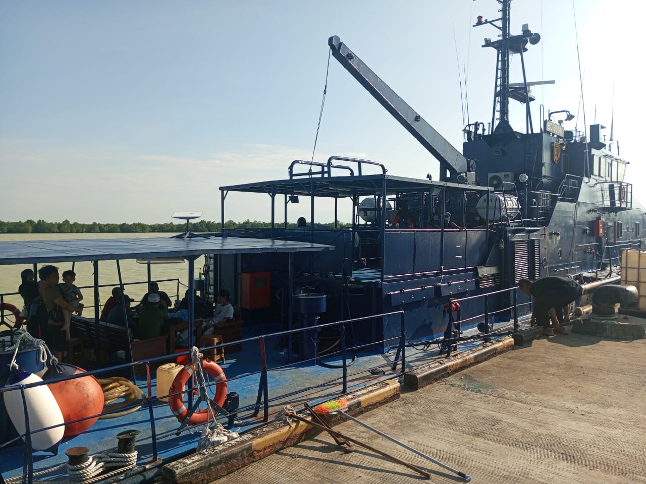 Kapal Patroli BC 30001 Bantu Korban Bencana di Aceh