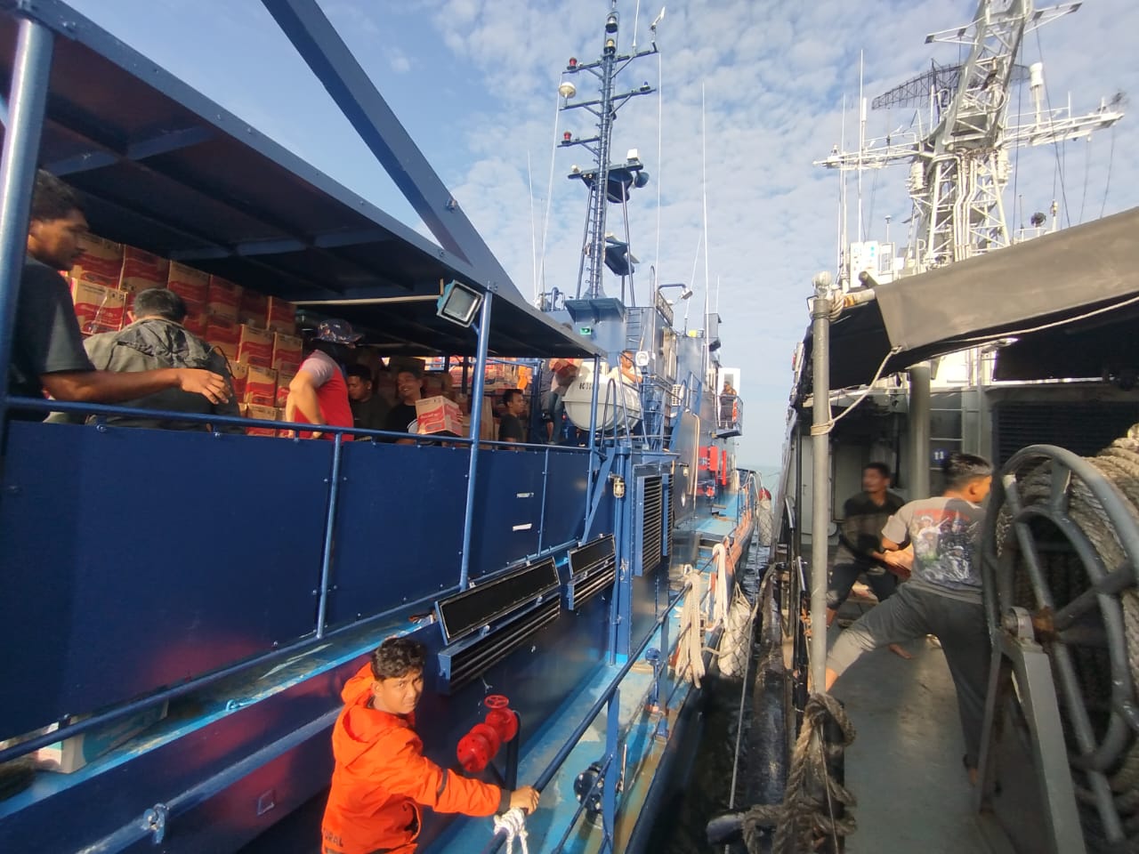 BC 30001 Lakukan Ship-to-Ship dengan KRI Sutedi Senoputro untuk Percepat Bantuan ke Langsa