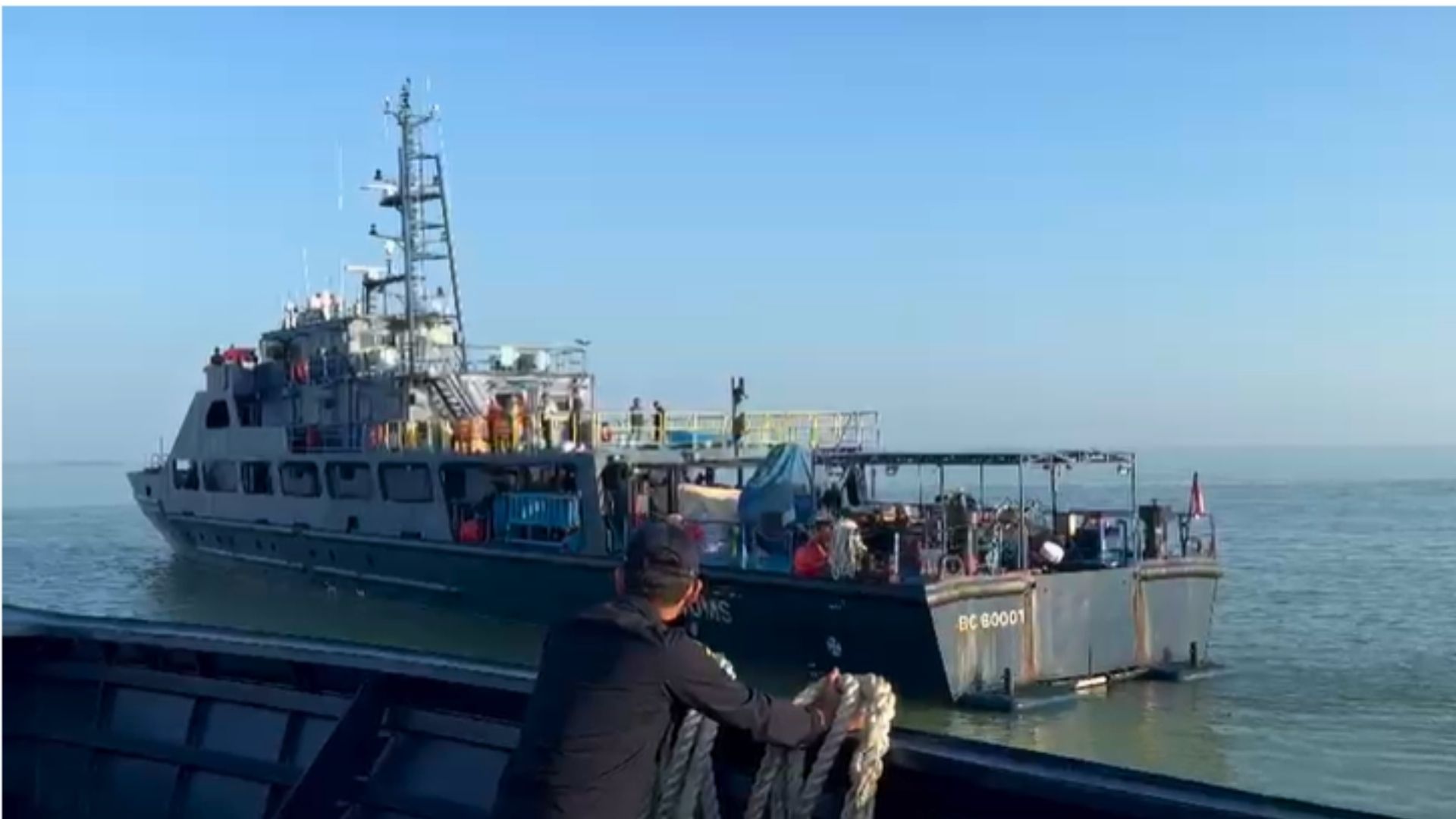 Kapal BC 60001 Tiba di Perairan Langsa, Lanjutkan Distribusi Bantuan Melalui Proses STS