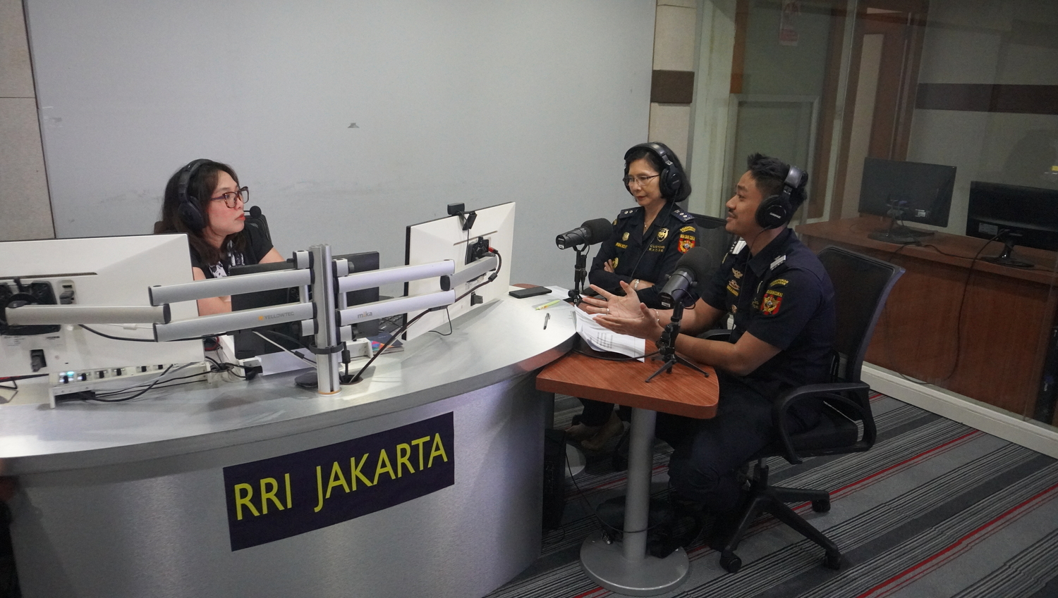 Waspada Penipuan! Bea Cukai Kantor Pos Pasar Baru dan RRI Jakarta Edukasi Publik Melalui Talk Show