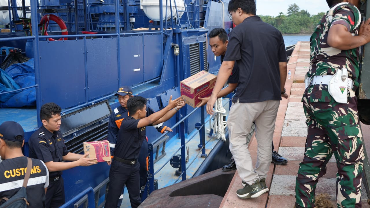 Bea Cukai Aceh Sukses Salurkan Bantuan Banjir ke Lhokseumawe Lewat Operasi Laut Terpadu