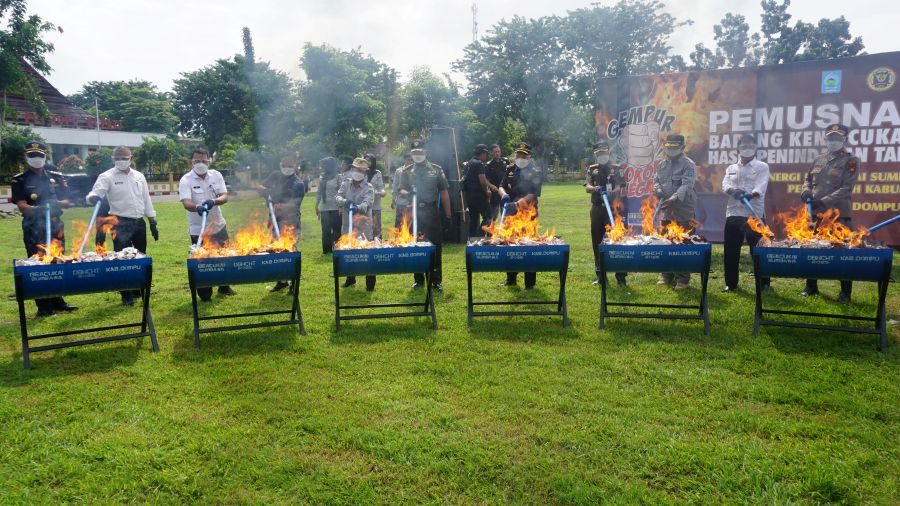 Bea Cukai Sumbawa Bersama Pemkab Dompu Gelar Pemusnahan Barang Milik Negara Hasil Penindakan Barang Kena Cukai Ilegal