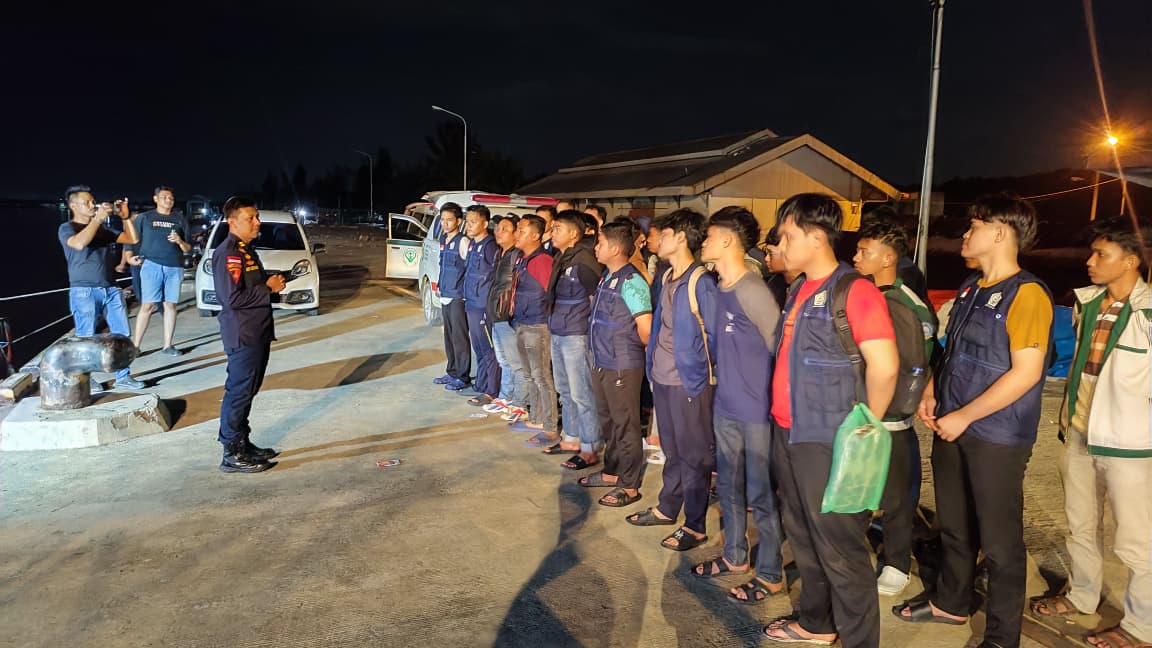 Kapal BC 60001 Tiba di Langsa Membawa 19 Ton Bantuan dan 51 Tenaga Medis serta Relawan