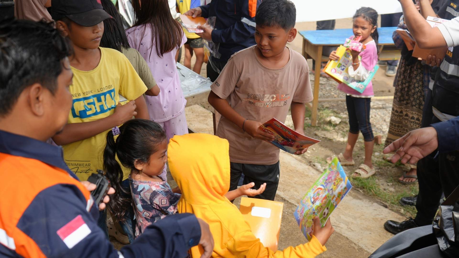 Relawan Bea Cukai Salurkan Bantuan dan Dukungan Psikososial bagi Korban Banjir di Sawang