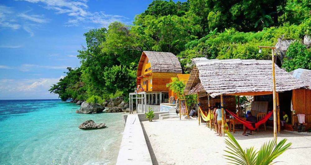 Pesona Pulau Tiga, Pasir Putih Panjang dan Keindahan Biota Laut