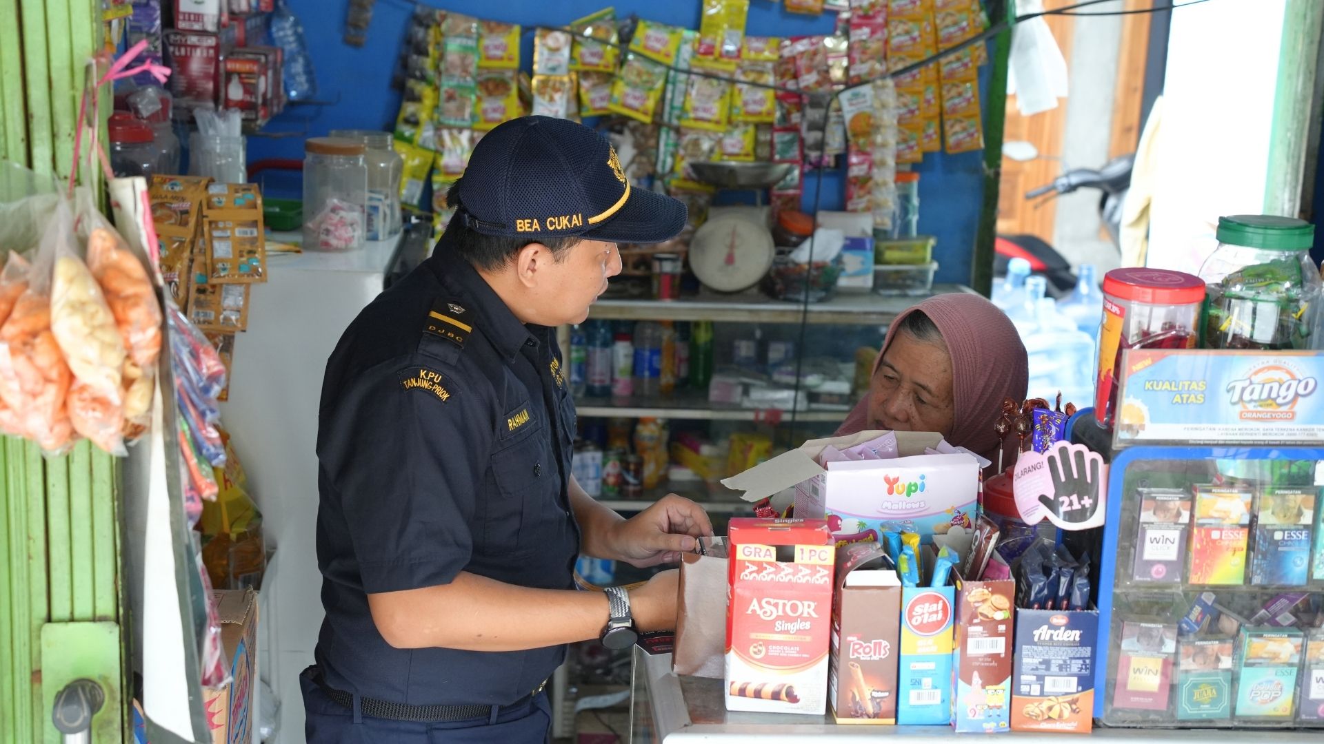 Gempur Rokok Ilegal Bea Cukai Edukasi Warga Lampung