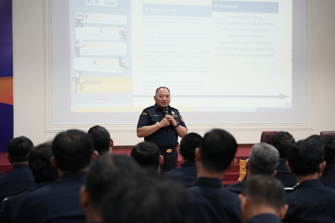 Perkuat Komitmen ASN BerAKHLAK, Kepala Kanwil DJBC Jateng DIY Sapa Pegawai Tanjung Emas