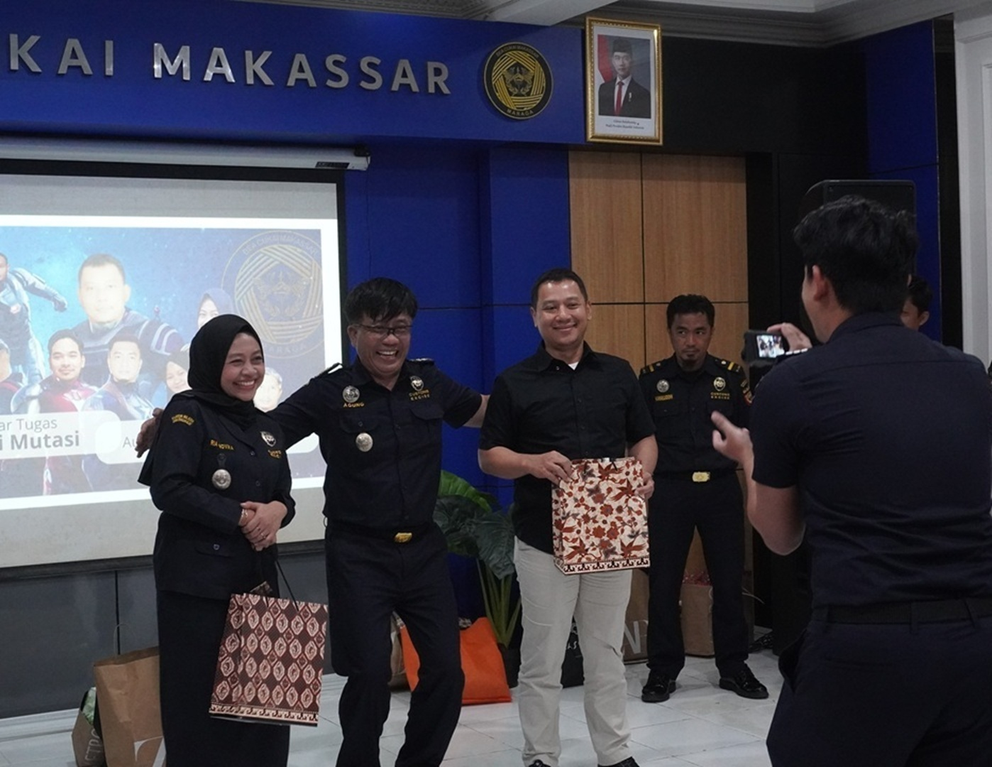 Perpisahan  Pelepasan Pejabat Mutasi, Melepas dengan Bangga