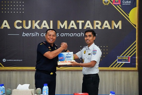 Campus Goes to Customs Bea Cukai Mataram Kenalksan Bea CUkai ke Taruna Akademi Ilmu Pelayaran Nusa Tenggara