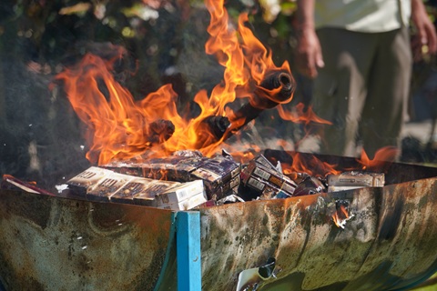 Kerja Sama Bea Cukai Mataram dan Satpol PP Kabupaten Lombok Barat didukung APH Terkait Musnahkan Barang Kena Cukai Hasil Tembakau Ilegal