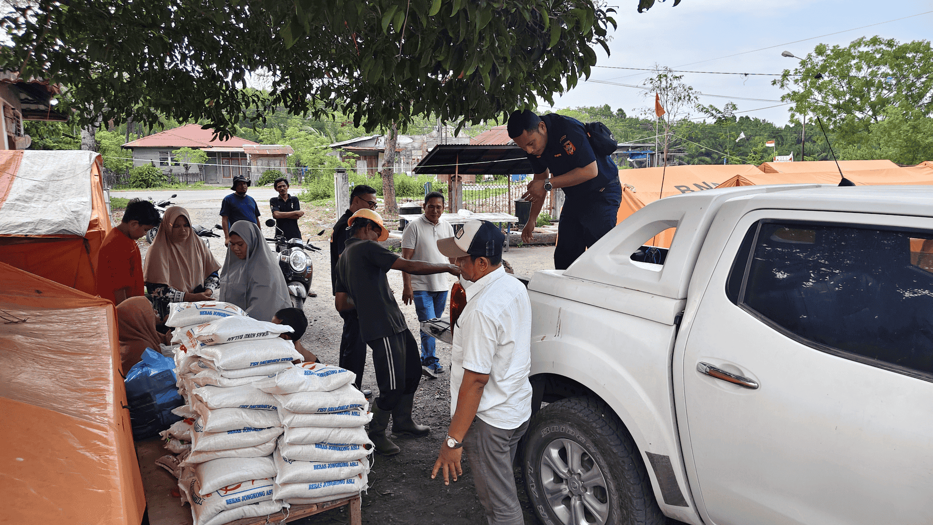 Jelang Ramadhan, Bea Cukai Lhokseumawe Salurkan Bantuan kepada Pengungsi di Kreung Geukeuh