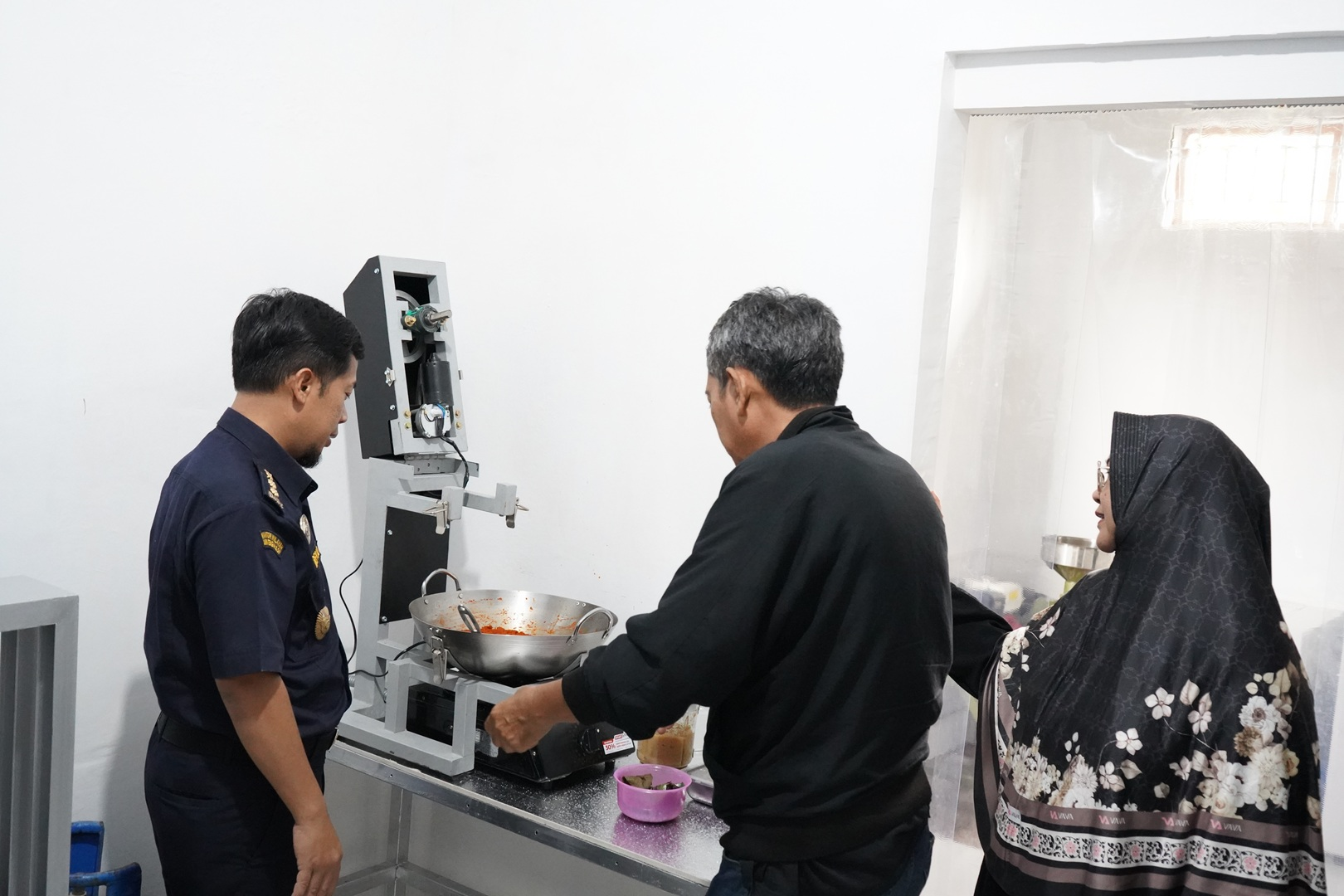 Kunjungan Bea Cukai Makassar ke UMKM Jenk Ranaa