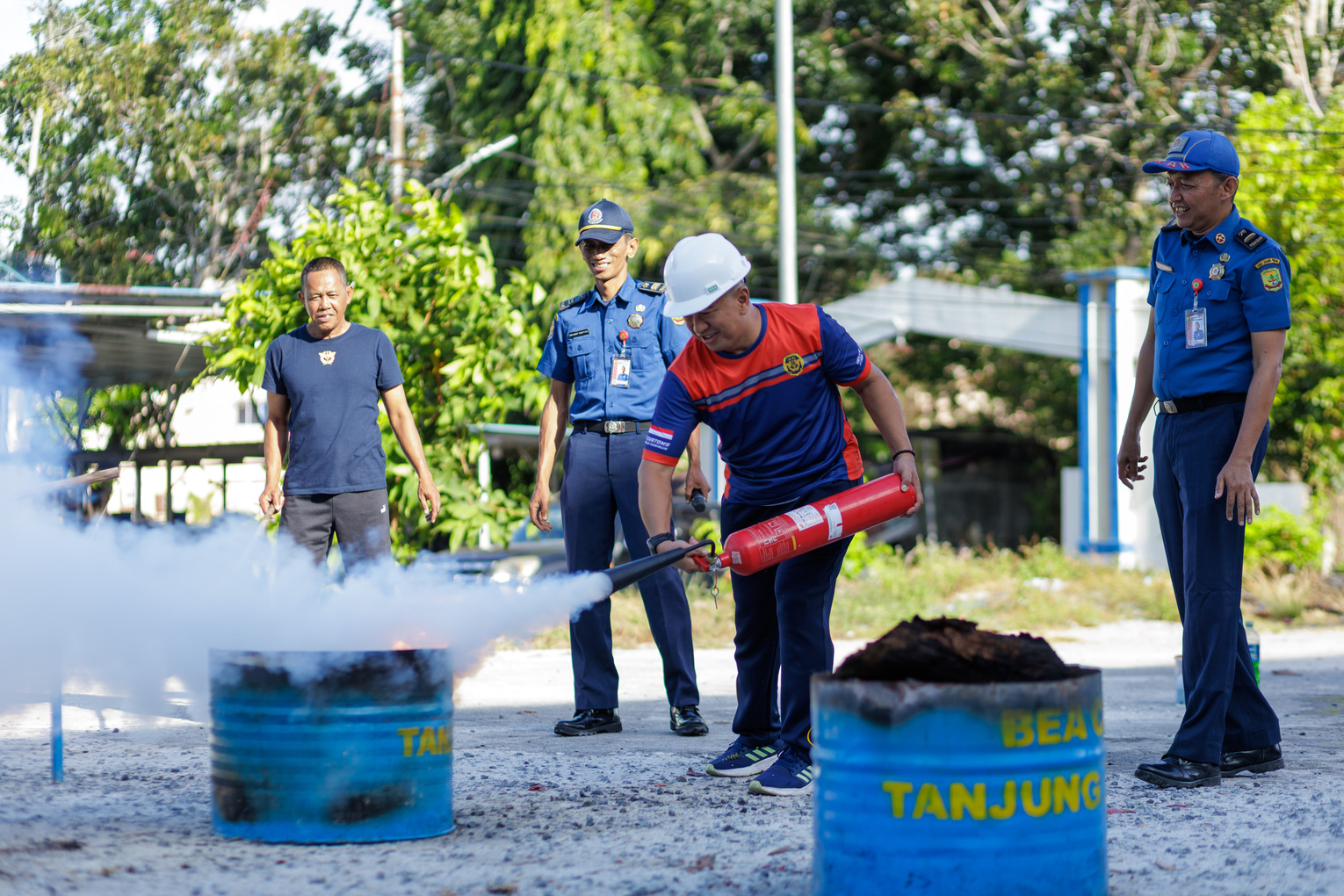 Pelatihan Penggunaan Alat Pemadam Api Ringan (APAR)