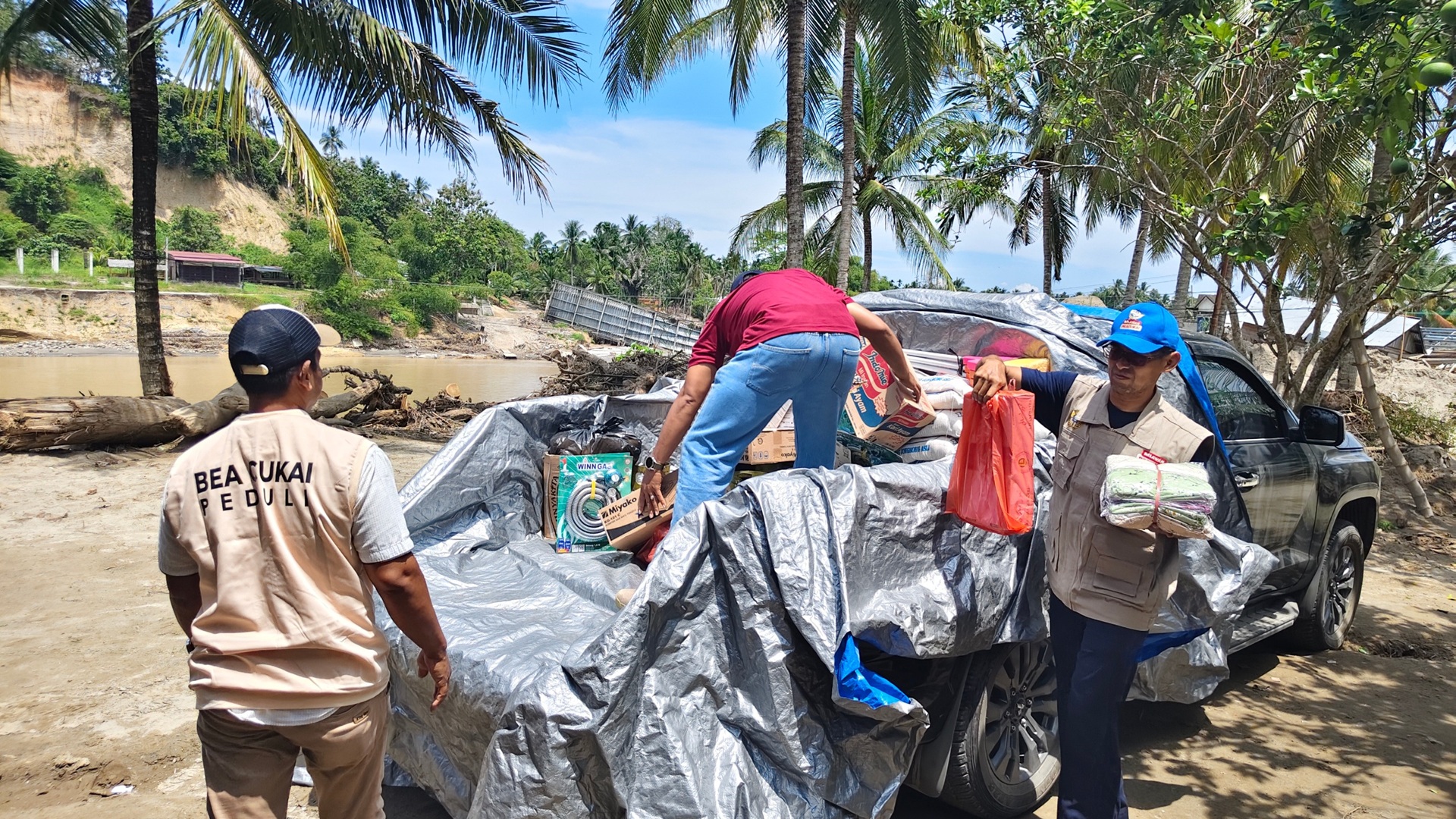 Salurkan Bantuan, Bea Cukai Lhokseumawe ke Gampong Teupin Raya