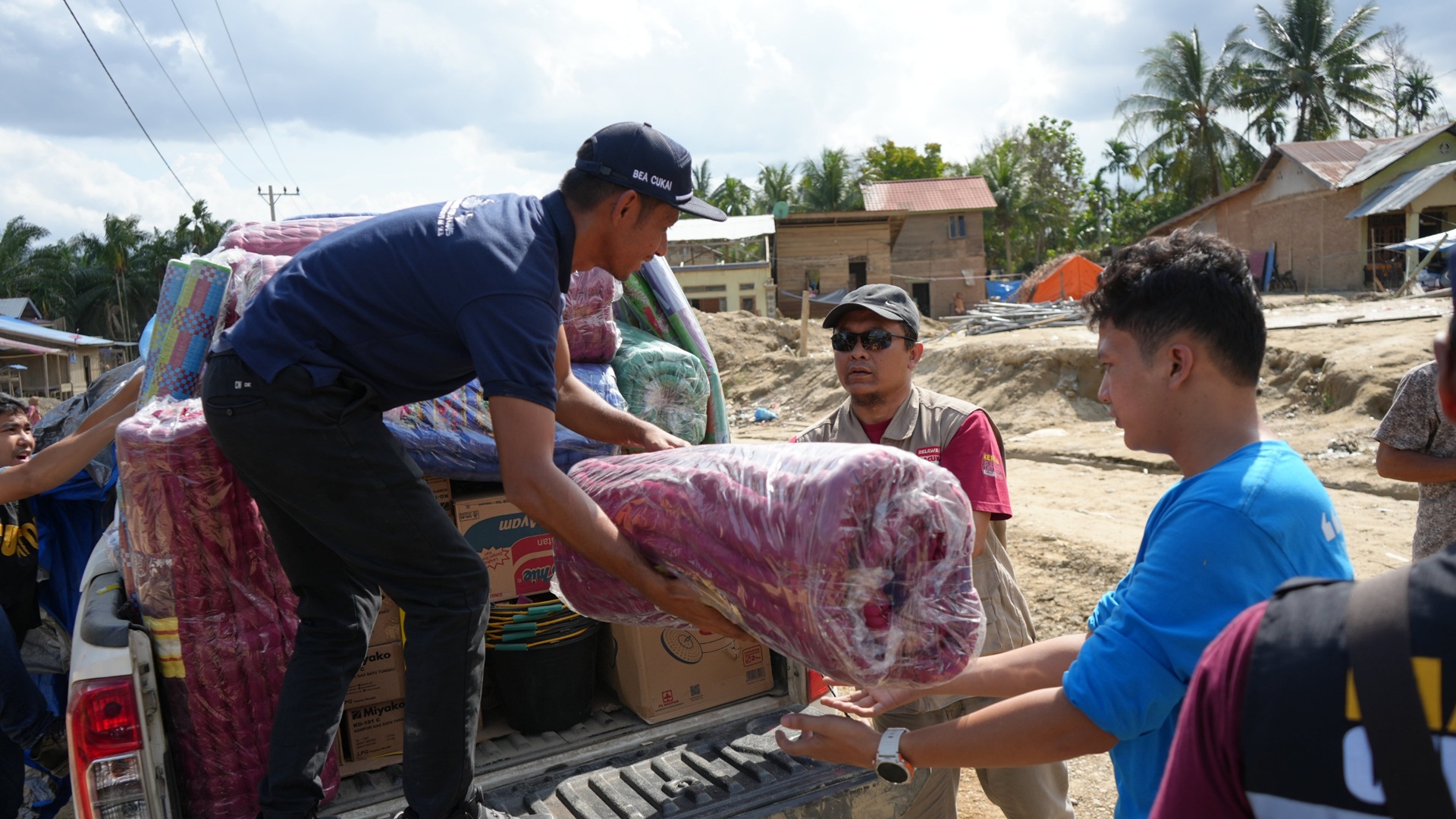 Sentuh Kebutuhan Dasar dan Ibadah Warga, Bea Cukai Lhokseumawe Antar Bantuan ke Langkahan