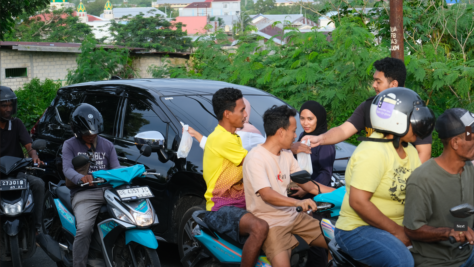 Berbagi Kebahagiaan Ramadhan, Bea Cukai Tual Berbagi Takjil untuk Masyarakat