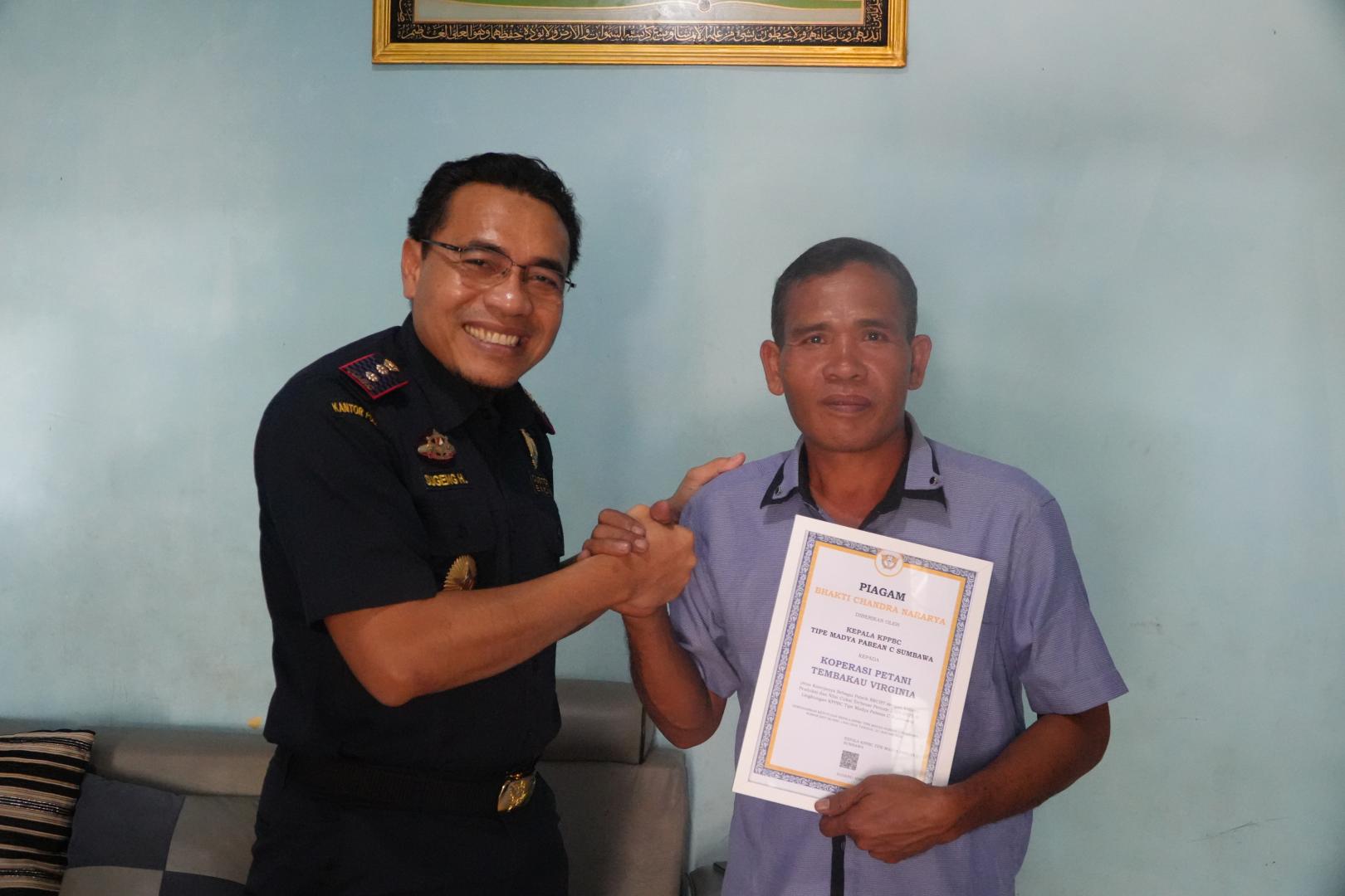 Pemberian Penghargaan Piagam Bhakti Chandra Naraya