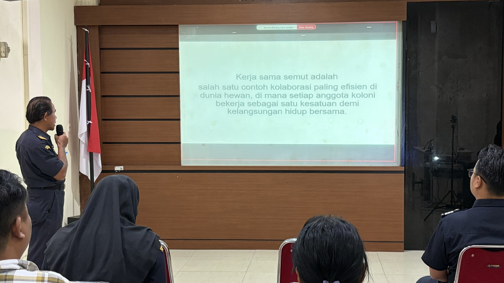 Kompak dan Terarah, Belajar Kerja Sama dari Semut (Stori Par Bae)