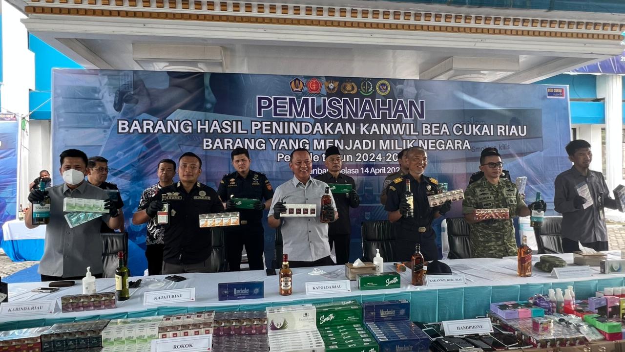 PERANGI PENYELUNDUPAN DAN PEREDARAN ROKOK ILEGAL, BEA CUKAI RIAU MUSNAHKAN BARANG ILEGAL SENILAI Rp44,5 MILIAR