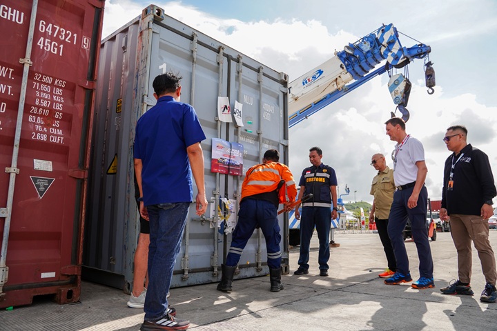 Pembukaan segel Logistik GT World Challenge Asia 2026, Bea Cukai Mataram turut dukung kelancaran event Internasional.