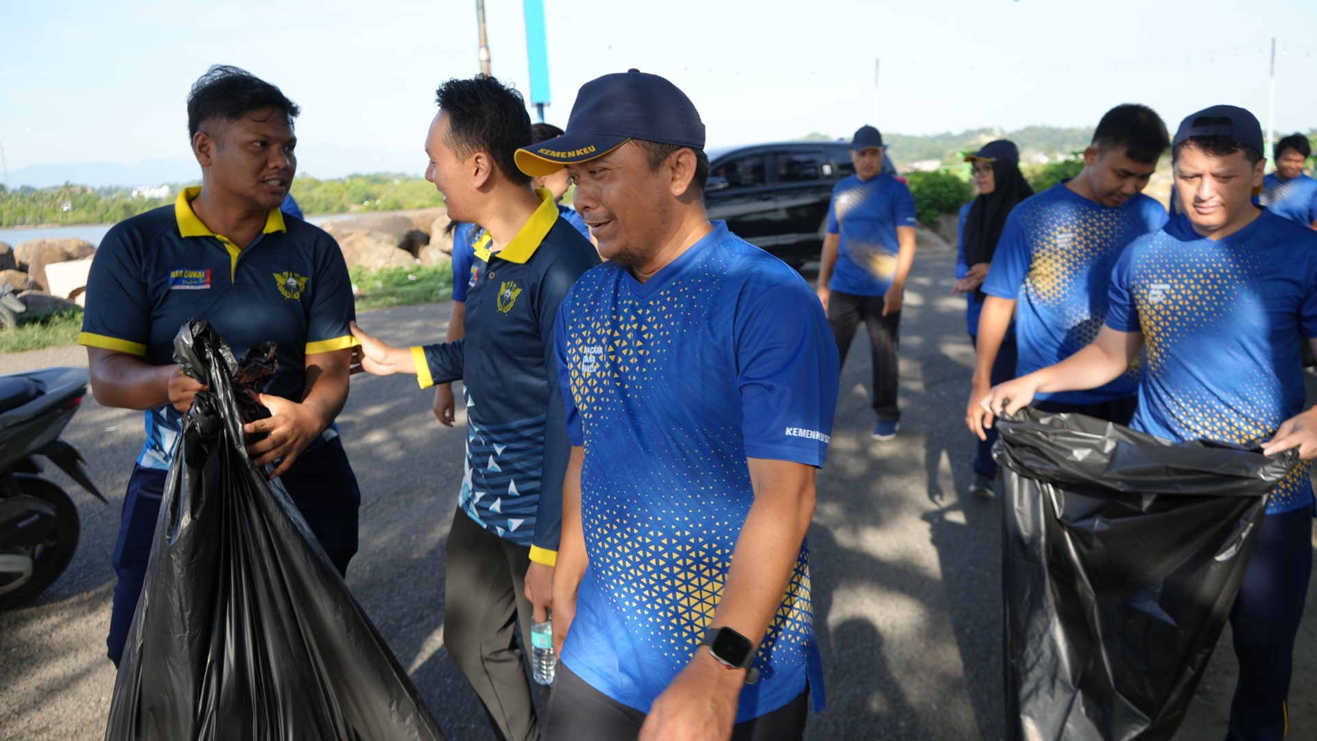 Peduli Lingkungan dan Perkuat Kebersamaan, Bea Cukai Lhokseumawe Gelar Jalan Sehat di Kawasan Waduk