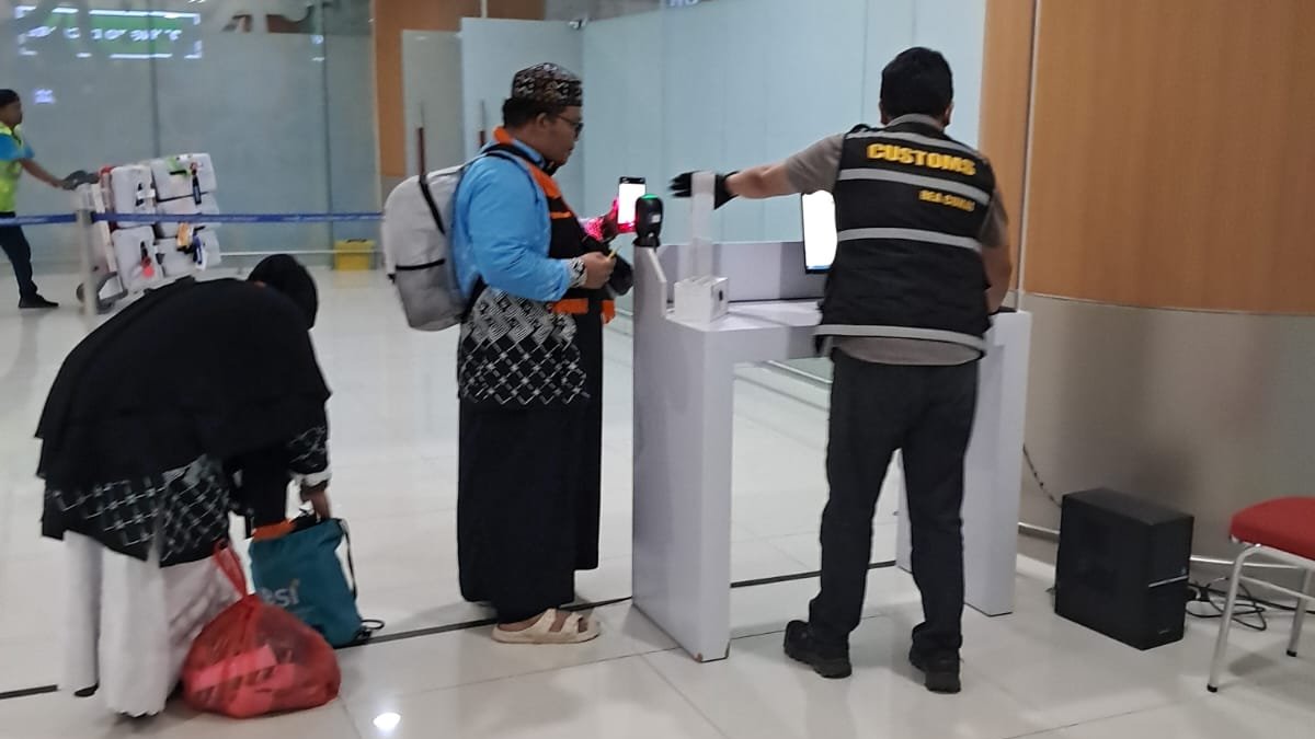 Bea Cukai Cirebon Kawal Kedatangan Jemaah Haji di Bandara Kertajati