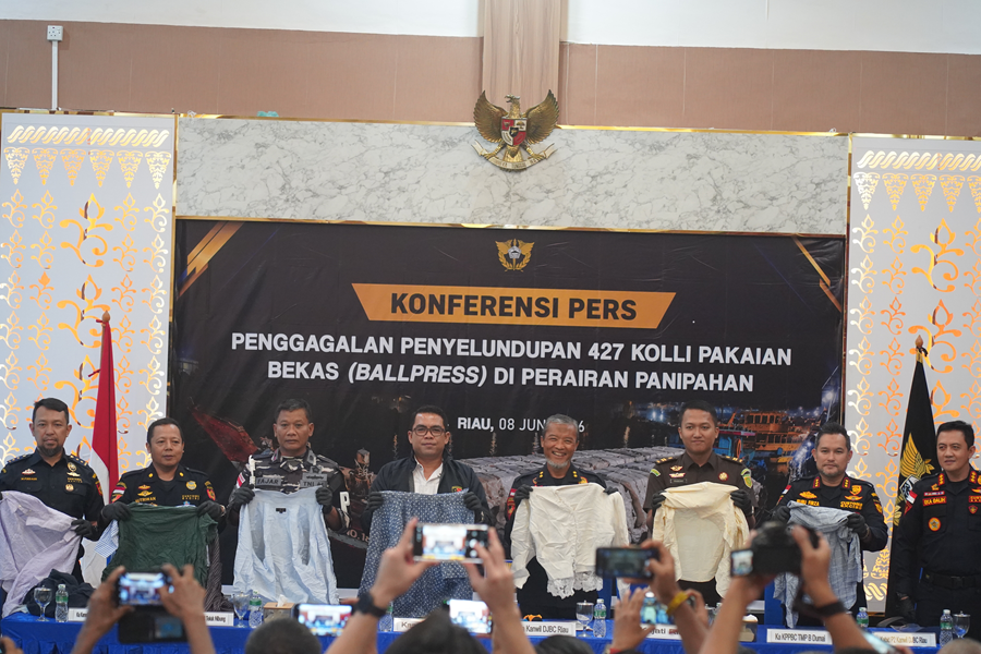 SINERGI OPERASI LAUT JARING SRIWIJAYA 2026: BEA CUKAI GAGALKAN PENYELUNDUPAN RATUSAN KOLI PAKAIAN BEKAS SENILAI Rp3,9 MILIAR DI PERAIRAN PANIPAHAN