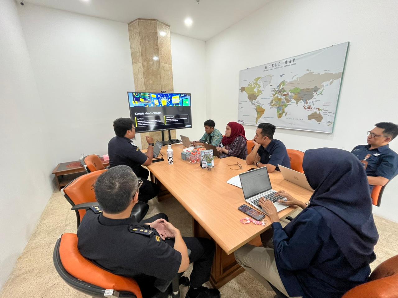 Bea Cukai Kantor Pos Pasar Baru dan PT Pos Indonesia Gelar Monev Kolaborasi Strategi Komunikasi